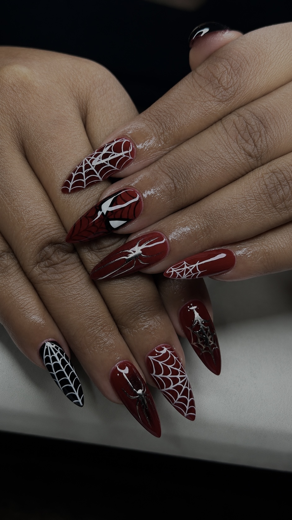 Graphic nails